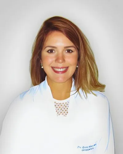 Dra. Renata Simões - CRO-RJ 36160 - Especialista em Ortodontia